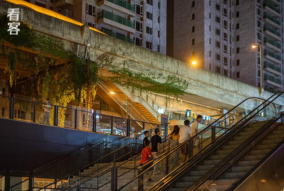 麦克风后面的人：太痛苦的时候，我们不写脱口秀