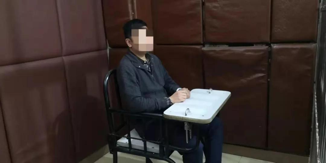 男子假扮女孩和兄弟谈恋爱,两男的假扮女孩骗网友