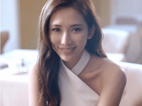 44岁林志玲真拼命40码大脚像男人硬挤36码鞋挤飞脚趾还带微笑