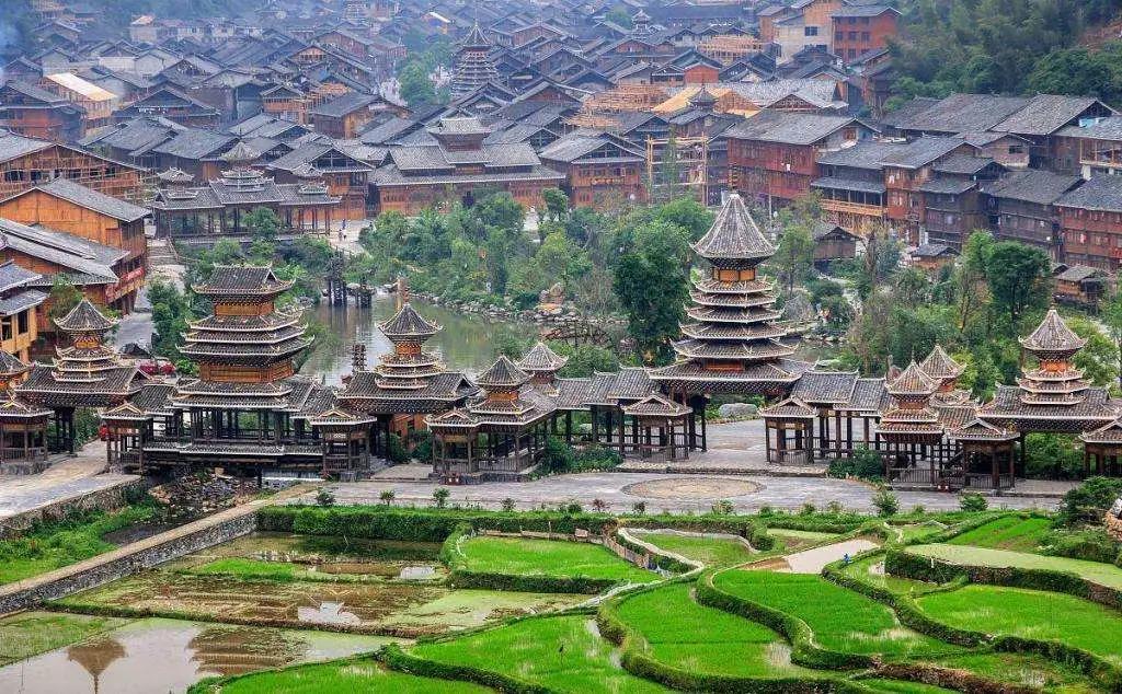 我喜欢去古镇，喜欢它那安详而宁静的气息