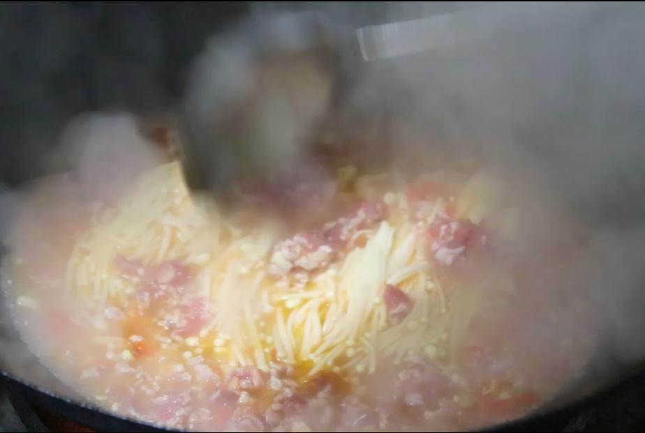 西红柿金针菇怎么做菜才好吃,西红柿金针菇的做法好吃又简单