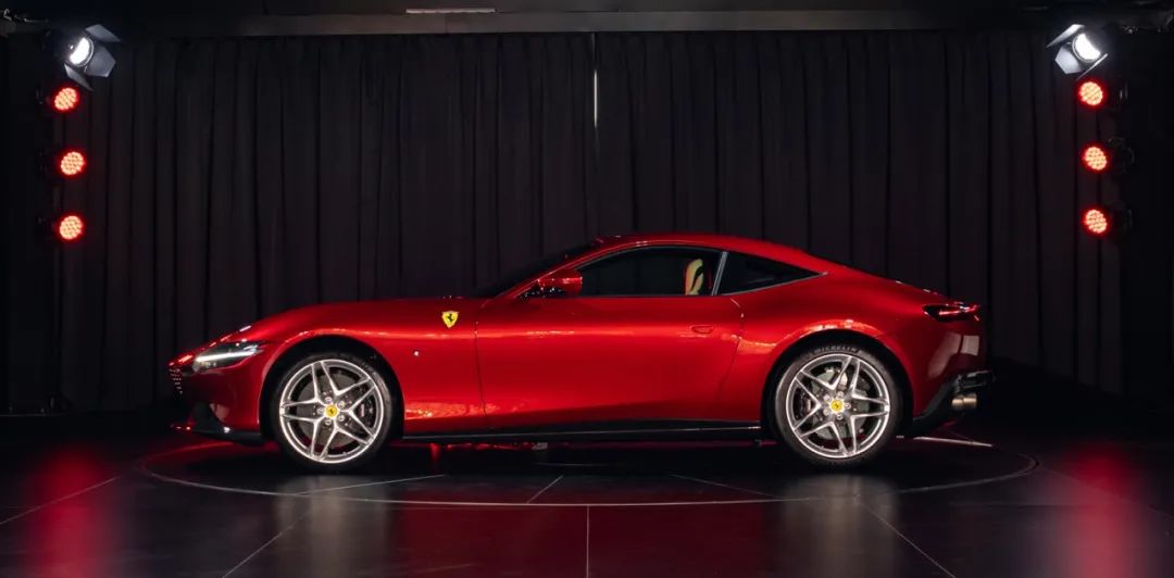 法拉利roma白外黑内,法拉利roma白色硬顶