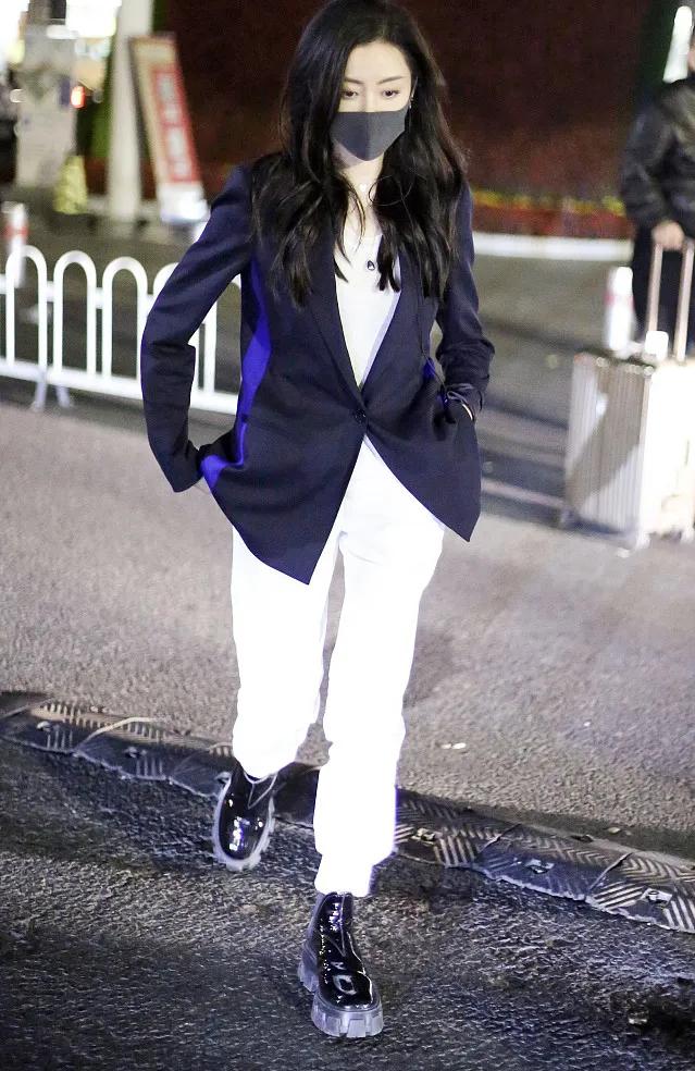 防疫造型大赛第二弹，杨幂热巴刘雯...戴口罩也挡不住的时髦感