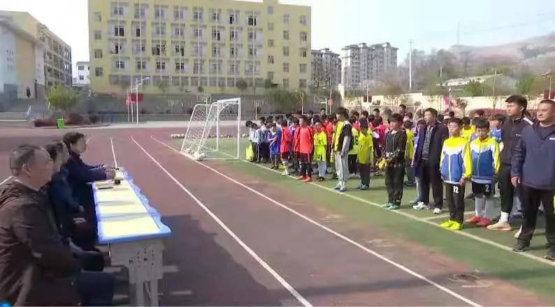 足球点亮绿茵梦想,足球点燃希望绿茵放飞梦想