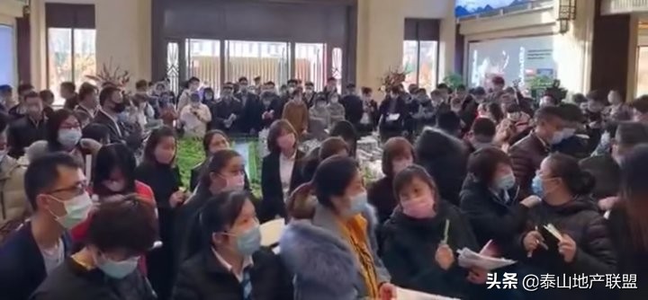昨天人头攒动，今天大门紧闭，降价千元的融汇爱都售楼处被锁