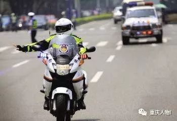 重庆骑摩托车上班,重庆大叔骑摩托