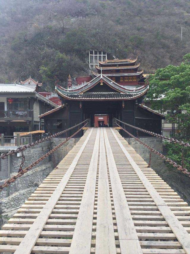 泸定桥上的铁索铁环是怎么悬空的,泸定桥上的大铁环是怎么修上去的