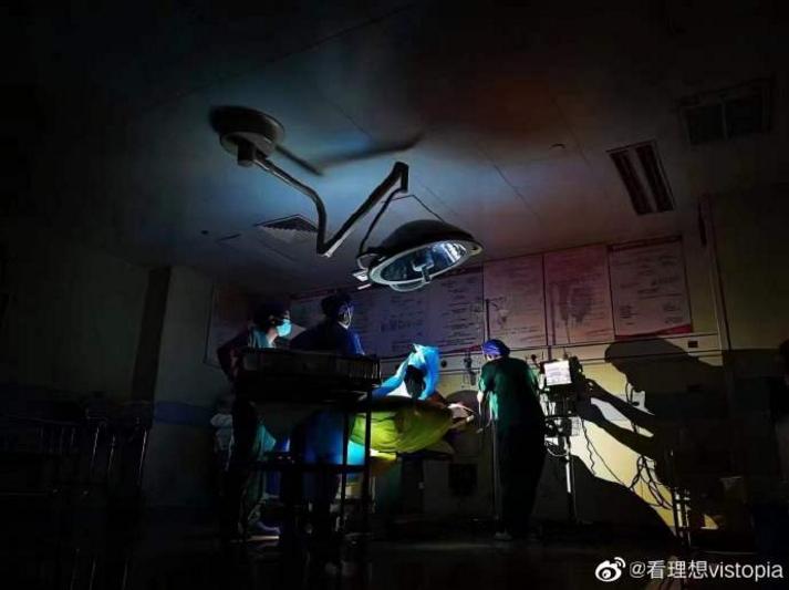 这国产「超级英雄」，我给满分，一点不虚