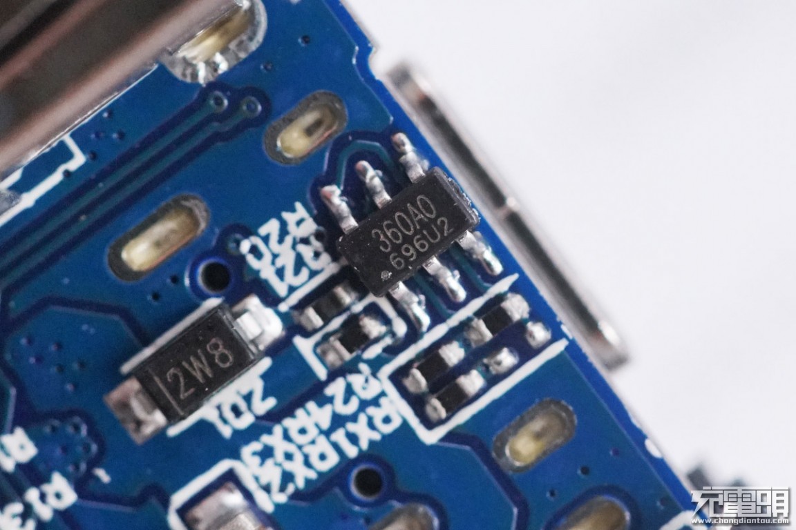 倍思30w超级硅充电器拆解,倍思65w移动电源拆解