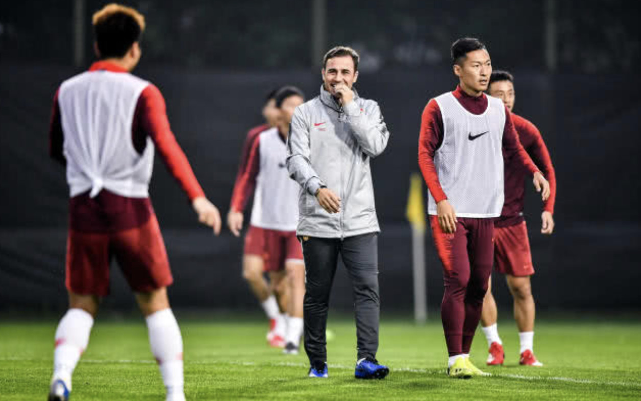 国足训练手递手传球是在干什么,国足手递手传球