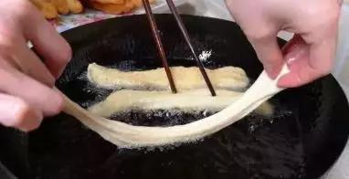 油条膨松剂炸油条能放鸡蛋吗,炸油条为了蓬松酥脆要加什么
