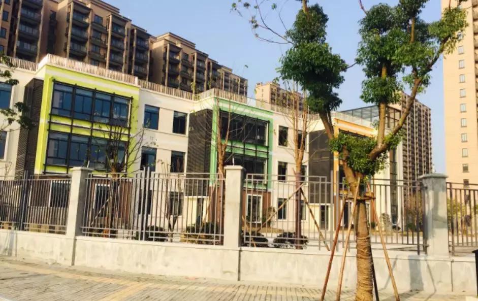 带屋顶的足球场,有屋顶的室内足球场