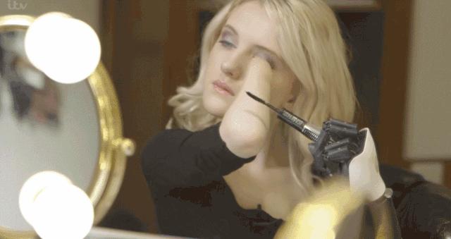 13岁无臂女孩成最酷“美妆博主”:不惧命运的人太酷了