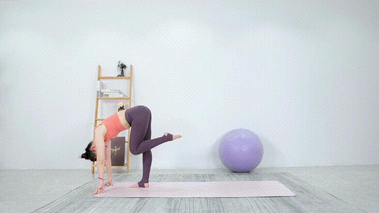 张钧甯素颜现身被*拍偷**！憔悴形象非常瘦，一双大长腿撑不满裤管