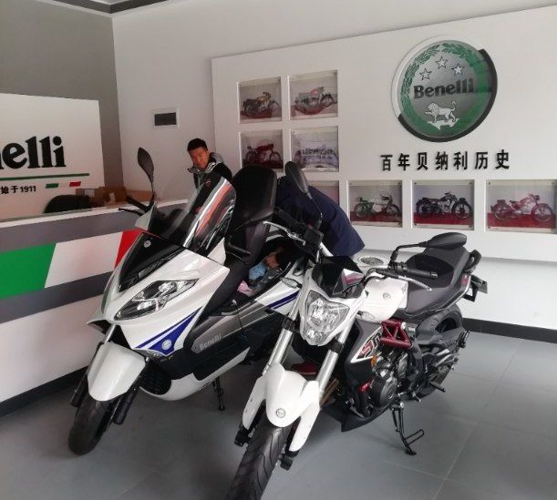 提贝纳利银刃250，售价2万3，刹车疲软，提速如绵羊，后视镜缩水