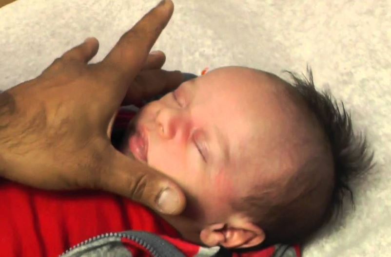 宝宝眼睛红是红眼病吗,新生宝宝眼睛红