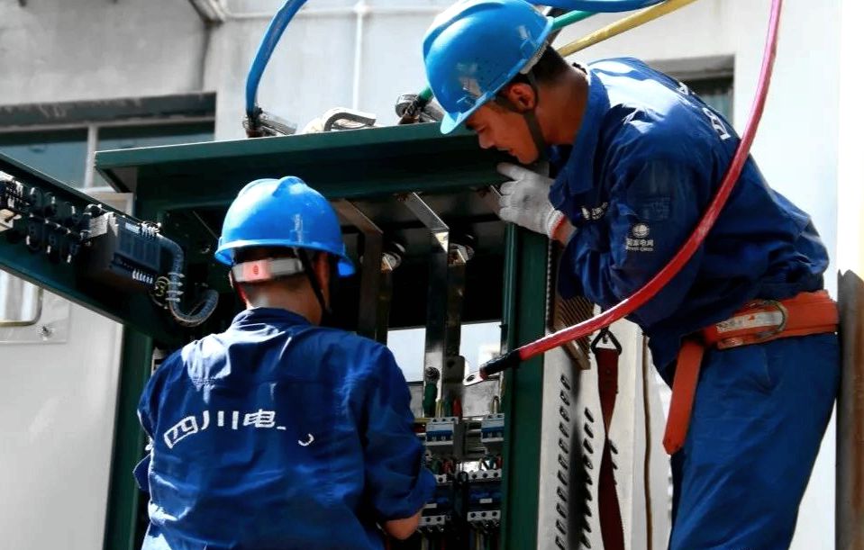 铁路烈日下最美的坚守,致敬烈日下挥汗如雨的劳动者