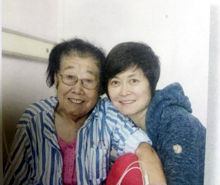 敬一丹64岁生日当天，母亲离世，泪水中的生命轮回