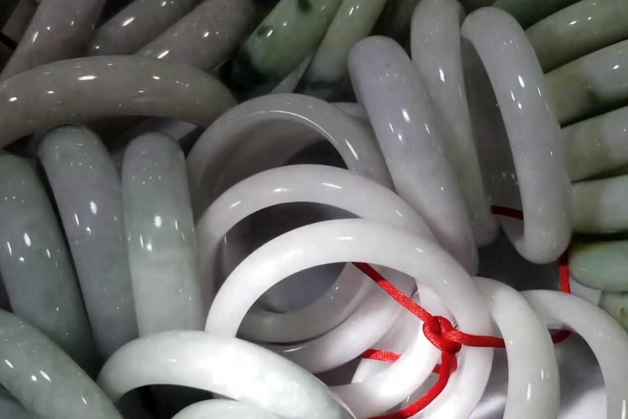 缅甸翡翠摆摊记,缅甸淘翠直播间手镯