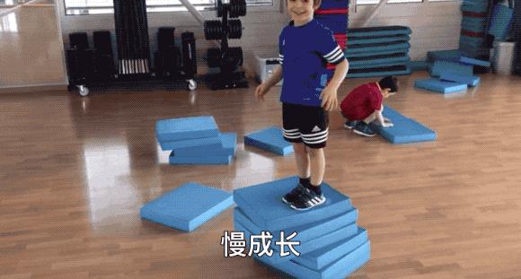 适合孩子家里室内锻炼的运动,适合三四岁儿童的室内体能运动