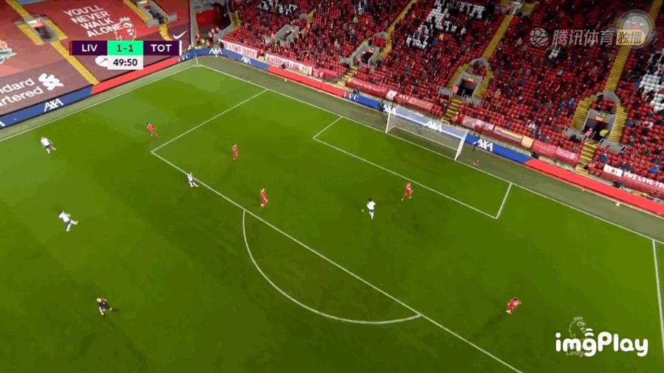 他是足球场的激情四射战术大师，又是足坛的表情帝