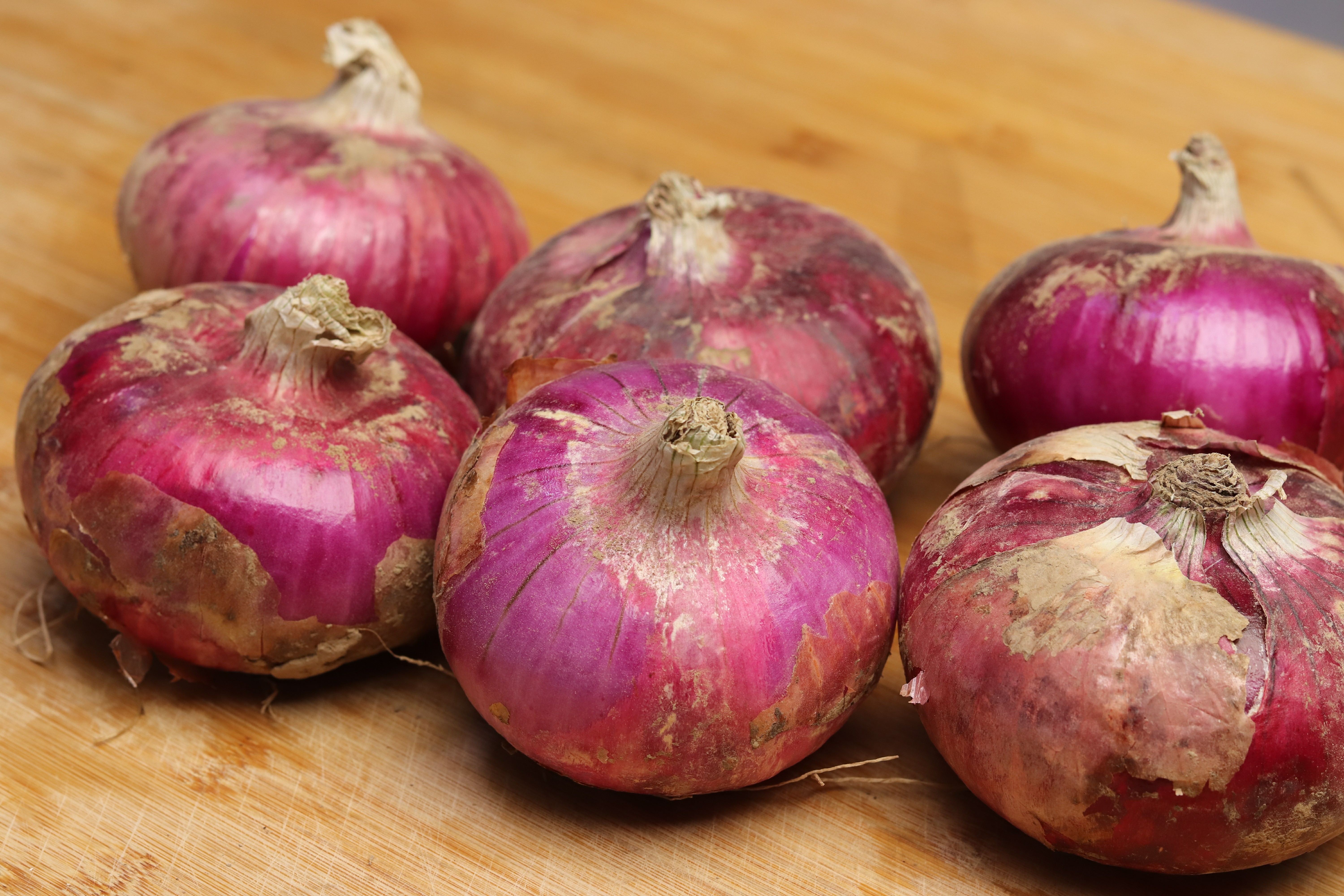 紫皮洋葱和新鲜洋葱有什么区别,洋葱紫皮和黄皮的区别