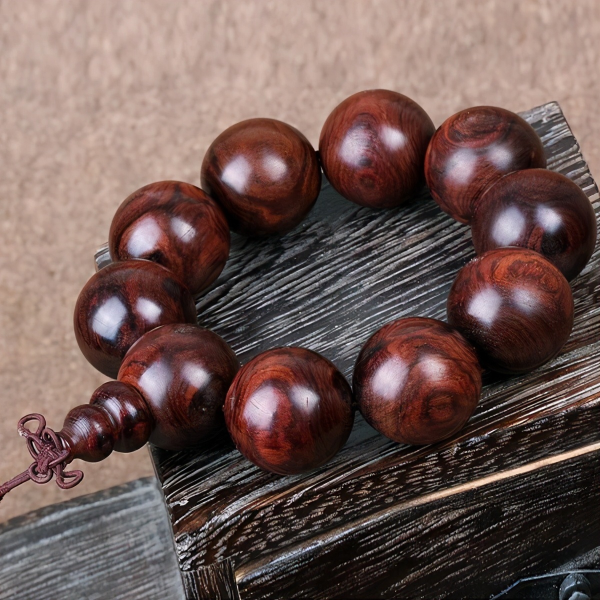 柏木手串盘玩用不用手套,沉香手串要盘玩多久可以包浆