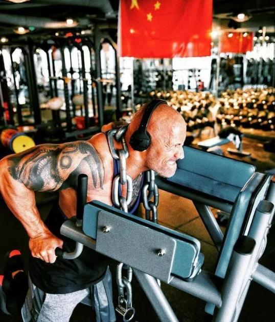 巨石强森母亲父亲多高,巨石强森父亲