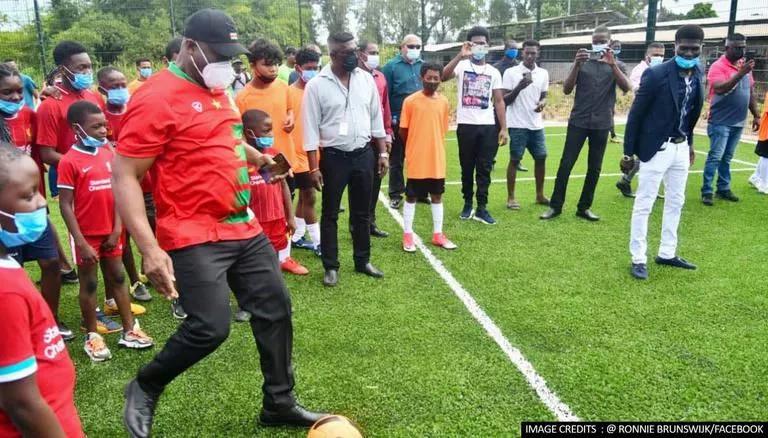 生50个娃，抢银行贩毒，当副总统，这个苏里南男人的经历像开挂了