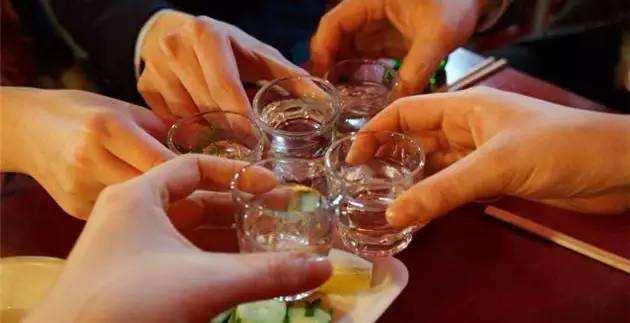 油腻老男人在酒局中给年轻女孩设套的全过程？!