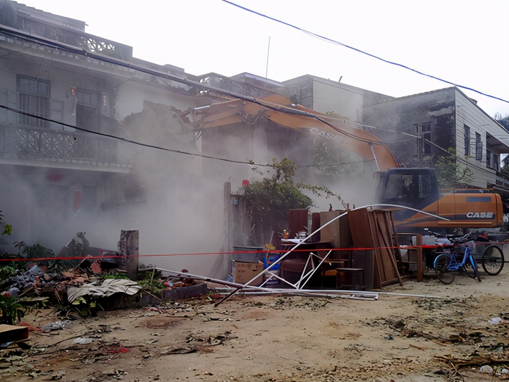 征收集体土地遇强制打款怎么办,遭遇强拆迁怎么办