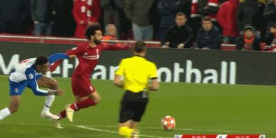 裁判var点球判罚视频,裁判看完var给点球手指向哪儿