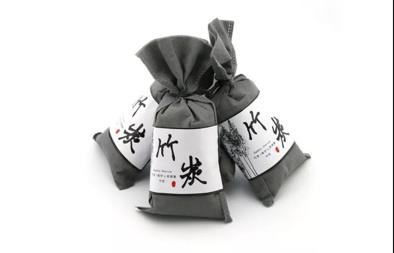 利用竹炭做成的板材，外表虽“其貌不扬”但功效“小清新”