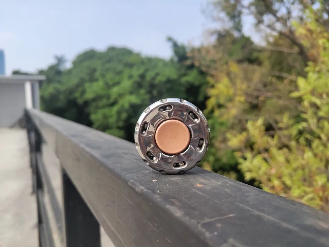 这个指尖陀螺不仅能转,还能啪啪啪?