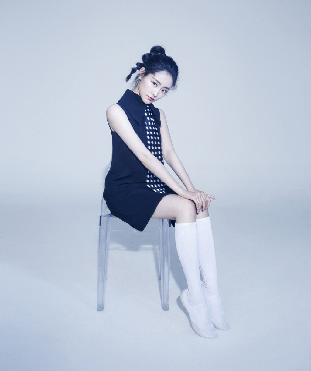 她是杨幂旗下小花，今穿拼接渔网衫配短裙，扎双丸子头少女感爆棚