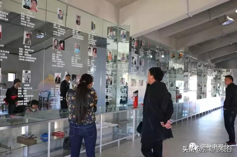 太热闹!弥勒花海、人海、车海、舞海...这些人上镜了!