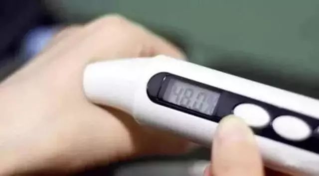 手脚干裂皮肤又厚又痒怎么办,冬天手脚干裂起皮怎么治疗