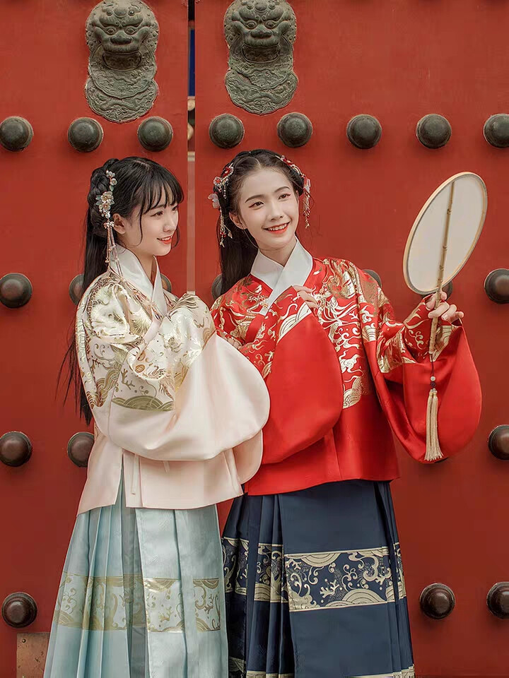 “十里一笑，钱包垮掉”，汉服中的“抢钱四巨头”，你最喜欢谁？