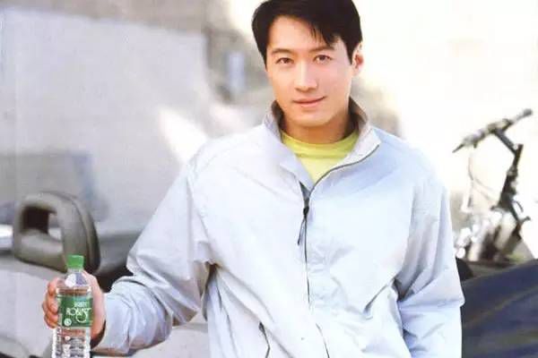 乐百氏的创始人叫何伯权,乐百氏董事长何伯权