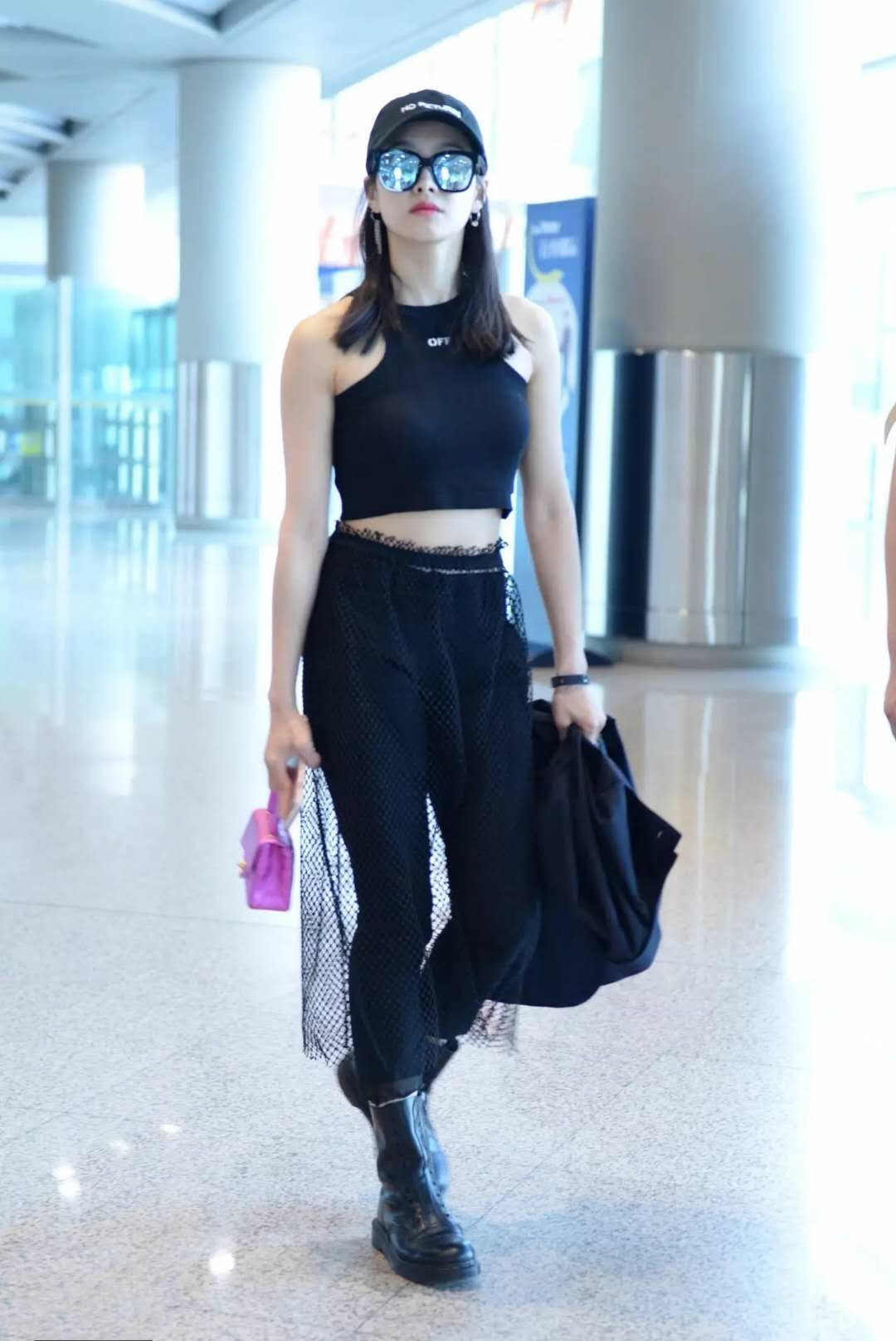 张柏芝又作妖了？肚兜剪掉一块当上衣，肚脐太抢镜