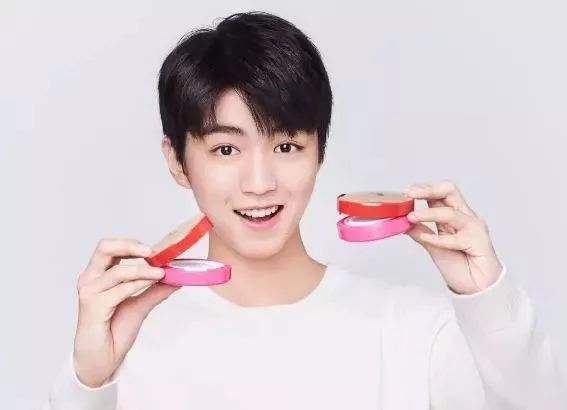 明星工作室的新年礼盒怎么买,杨幂易烊千玺贺岁短片