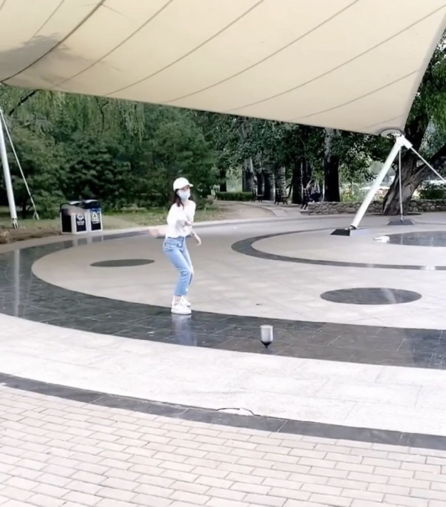 章泽天谈公园抽陀螺,章泽天教大爷抽陀螺