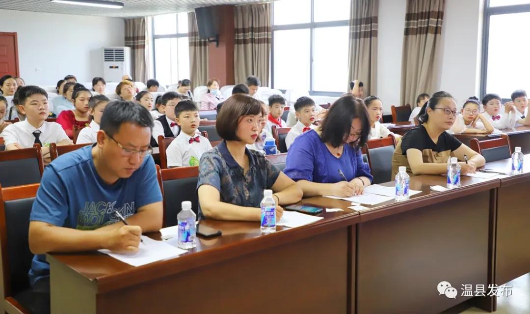 六岁孩子听感人朗诵,孩子朗读被感动