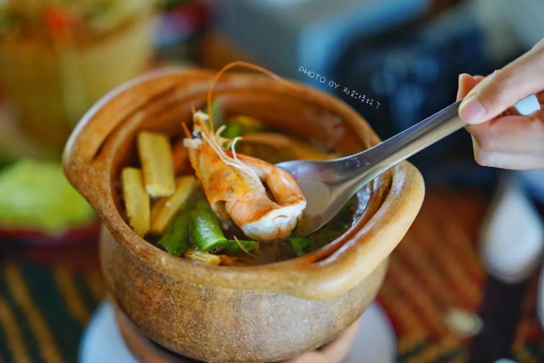 美国艺术家老夫妇定居苏梅岛十年，教游客画垃圾桶，唤醒环保意识