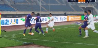 卧草拖延时间！泰达大连人爆发大冲突，三人被红牌罚下