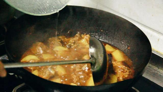 别再吃大盘鸡了！很多吃过的人为啥做不到？试着炒一次，忘掉很难