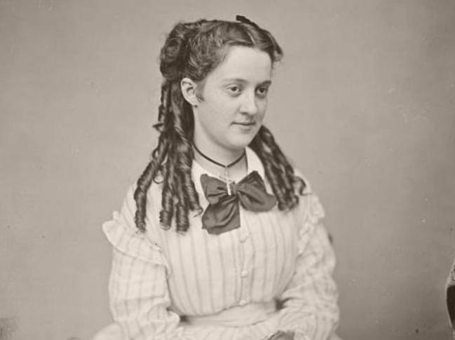 美国第一宅女继承34亿财产，将自己锁在公寓80年，一生只爱洋娃娃