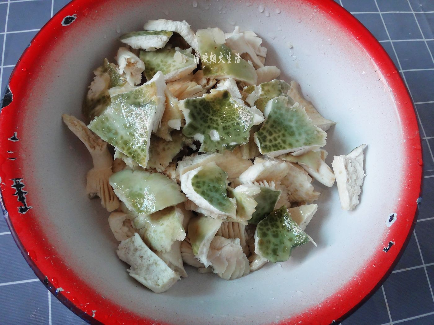 野生菌直接放水里清洗是错误的，教你两招，轻松吃干净美味的菌子