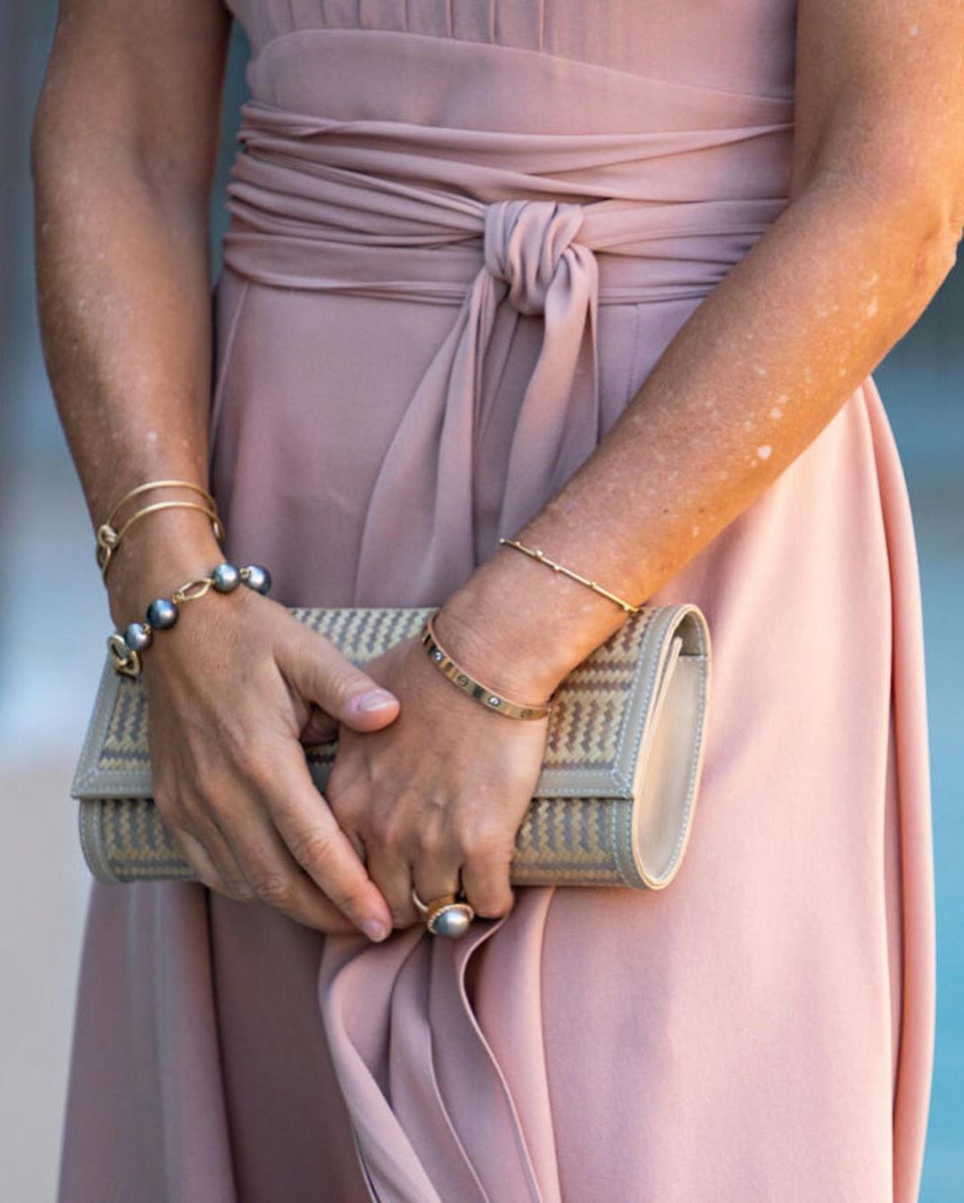 丹麦王储妃出席活动,丹麦王储妃粉裙