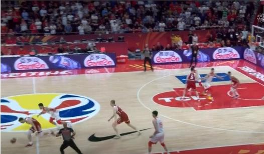 2019中国男篮vs波兰失误瞬间,中国男篮对波兰最后一次进攻失误